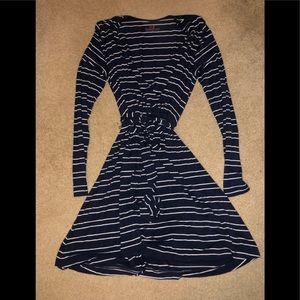 Navy & white vineyard vines stretch / tie at waist beautiful dress